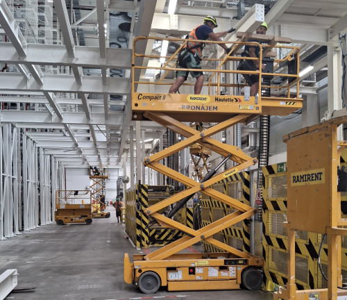 Čo treba vedieť pri prenájme vysokozdvižných plošín?