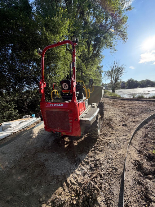 Kolesový dumper pri revitalizácii rybníka v Devínskej Novej Vsi