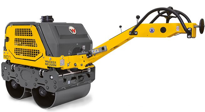 Smooth hand-guided vibrating roller